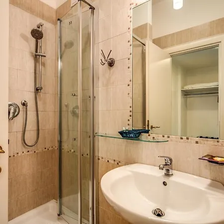 フォー リヴァース スイーツ ゲストハウス ローマ